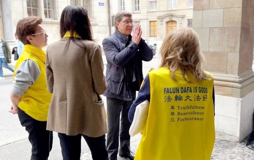 Mauro Poggia, presidente del Consiglio di Stato di Ginevra, mostra il suo rispetto ai praticanti della Falun Dafa il 28 aprile 2023 nel centro storico di Ginevra, in Svizzera.