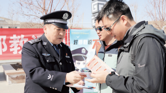 La polizia della contea di Fukang nello Xinjiang sollecita le firme per la petizione anti-Falun Gong. Decine di milioni di persone sono state ingannate dalla petizione, volta a indottrinare gli studenti cinesi e chi abita nelle campagne rurali. Fotografia: Quotidiano del Popolo